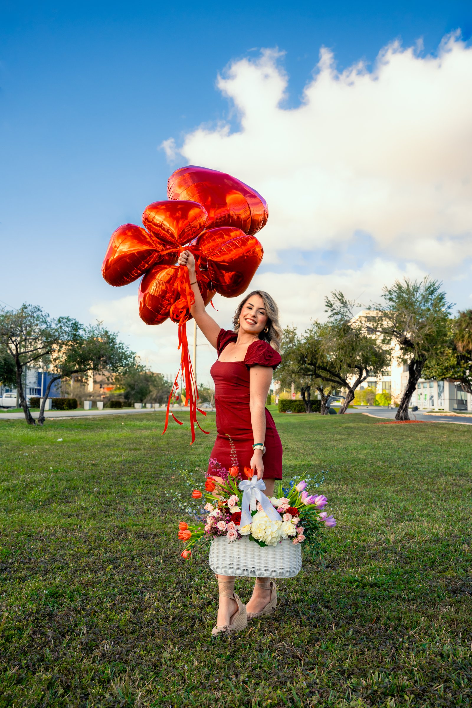 Janel con globos de corazón y una canasta de flores