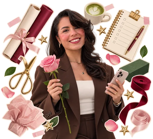 Janel con una rosa rodeada de herramientas de florista