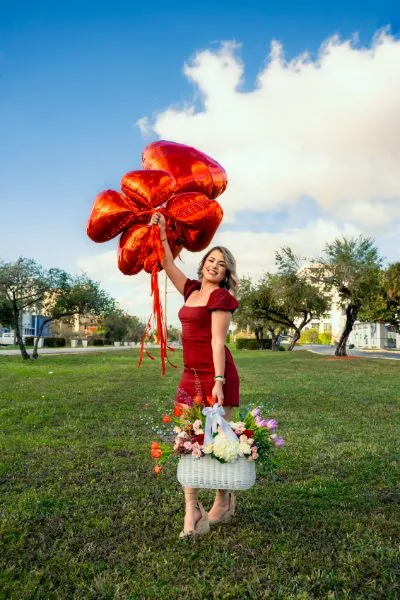 Reel con globos de corazón y una canasta de flores